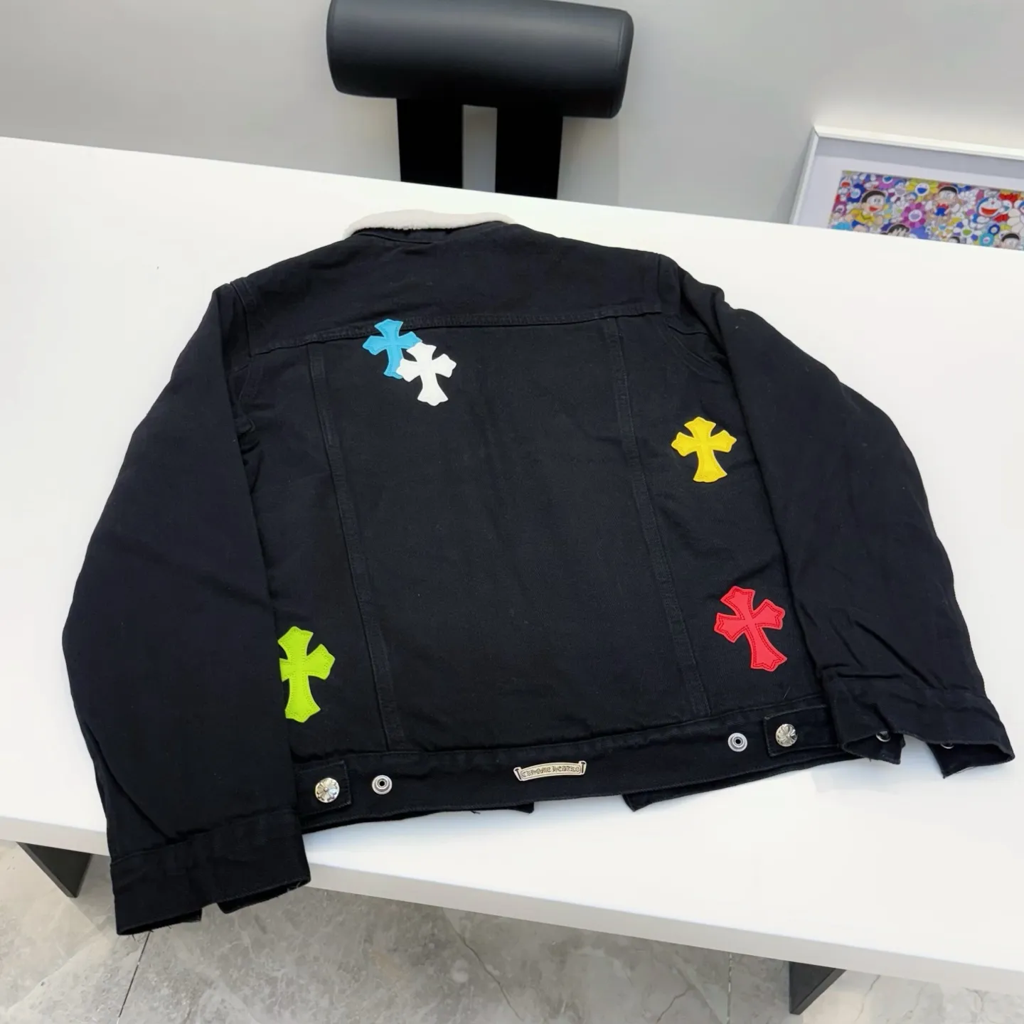 P370 model number: D418 Chrome Hearts vintage style sherpa denim jacket SIZE#SMLXL Size reference# S shoulder width 46 length 65 bust 112 M shoulder width 48 length 67 bust 116 L shoulder width 50 length 68.5 bust 120 XL shoulder width 52 length 69.5 bust 127